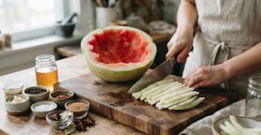 Não jogue fora a casca da melancia: 3 receitas transformam o que iria para o lixo em prato, sopa e sobremesa