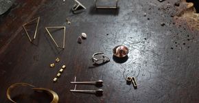 Atelier de joias combina madeira e prata ‘recicladas’