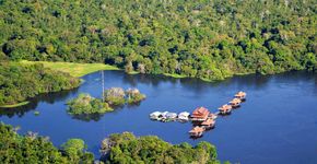 Conheça uma pousada que sobe e desce ao sabor das cheias da Amazônia