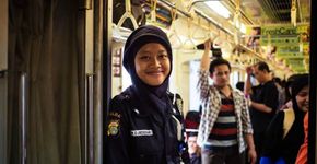 Fotógrafa viaja o mundo registrando a diversidade da beleza feminina
