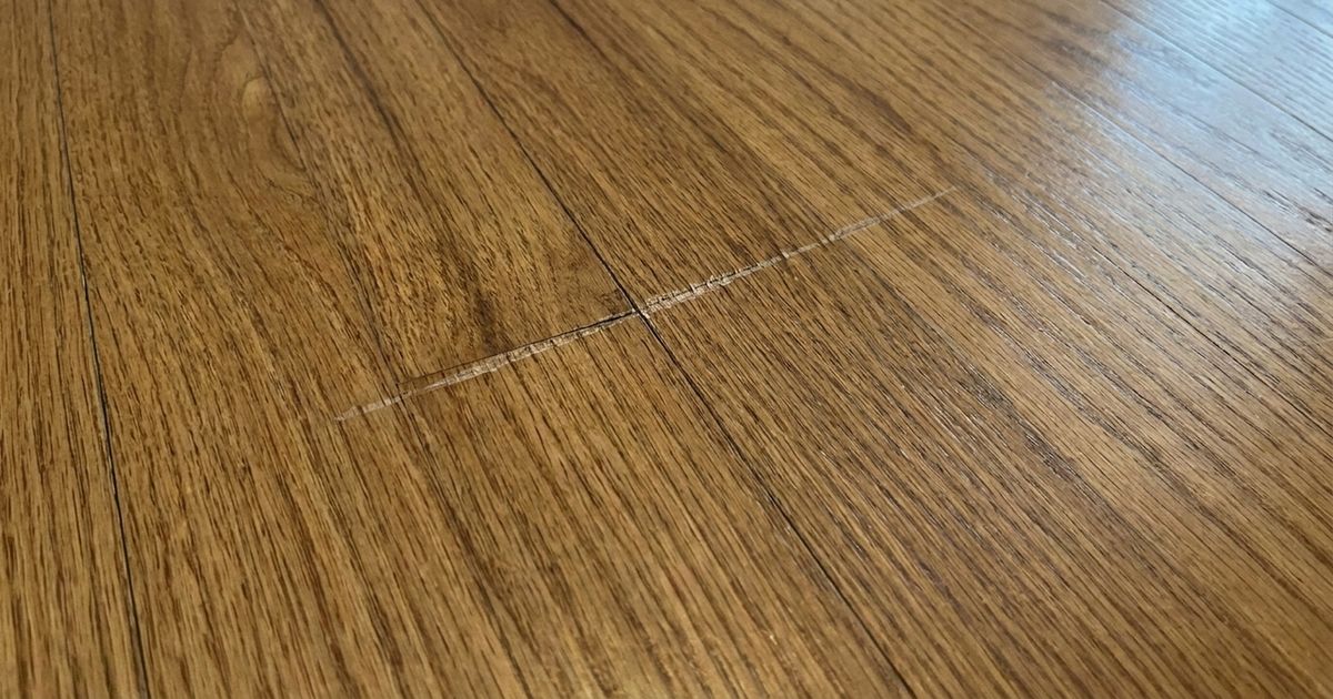 Como reparar um piso arranhado e evitar que ele continue se danificando com o uso diário