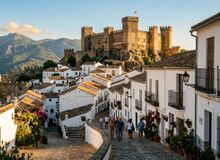 Featured side: A vila medieval perfeita para explorar a pé: um castelo do século X quase intacto e um belo complexo histórico-artístico