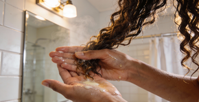 Método incrível de finalização que deixa o cabelo cacheado perfeito