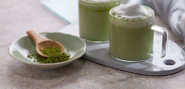 A bebida de chá de matcha com leite de coco que conquistou o mundo do bem-estar