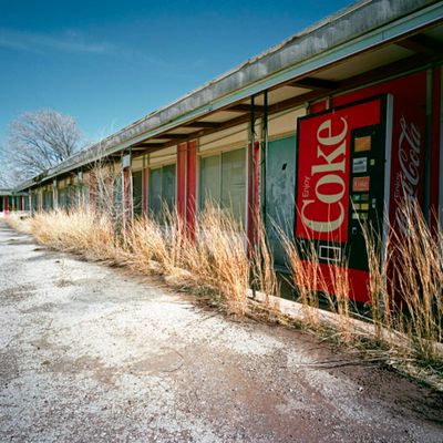 Plantas daninhas crescem a partir das rachaduras de um motel abandonado. [Texas]
