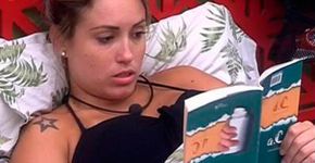 BBB 18: Jéssica vira piada na web após ler livro de ponta cabeça