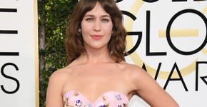 Atriz Lola Kirke exibe pelos nas axilas durante o ‘Globo de Ouro’