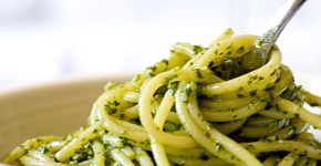 Dia dos namorados: aprenda a fazer macarrão ao molho pesto para a pessoa amada