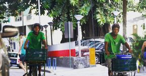 Universitário coleta de bicicleta lixo orgânico para compostar