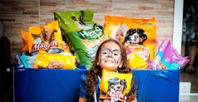 Para ajudar bichos, ela trocou presentes de aniversário por ração