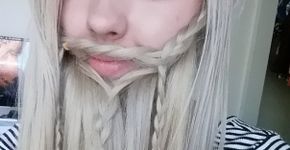 Mulheres usam próprio cabelo para simular barba