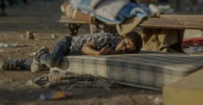 Série retrata crianças refugiadas dormindo em ruas e abrigos