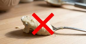 Provar um pouco da massa crua do bolo ou do biscoito parece um hábito sem risco, mas no Canadá a orientação é evitar: a farinha é um ingrediente cru e pode carregar bactérias como E. coli antes do cozimento