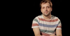 Veja, ouça e sinta: pessoas gravam vídeos lendo poesias