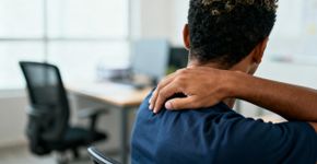 Seu pescoço dói depois do trabalho? Pode ser culpa de algo que você ignora