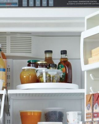 Pratos giratórios são ótimos utensílios para colocar frascos na geladeira - Imagem: marthastewart.com