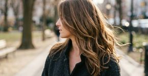 O corte de cabelo parece sem volume porque o peso está todo nas pontas, não porque faltou produto