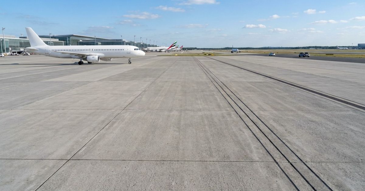 Nos anos 1970, o Aeroporto de Newark enterrou cinzas volantes de carvão sob pistas para jatos jumbo; mais de 20 anos depois, a FHWA dizia que o pavimento continuava funcionando bem