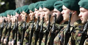 Soldado vegano é rejeitado pelo exército suíço por se recusar a usar botas de couro