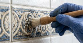 Mofo no papel de parede? Não borrife água sanitária: profissional de limpeza recomenda aplicar com pincel