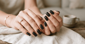 As unhas de bolinhas voltaram com tudo e as famosas não param de usar