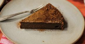 Aprenda a fazer um bolo de chocolate cremosíssimo