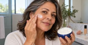 Maquiadores revelam: depois dos 50, o creme Nivea da latinha azul faz isto antes da maquiagem