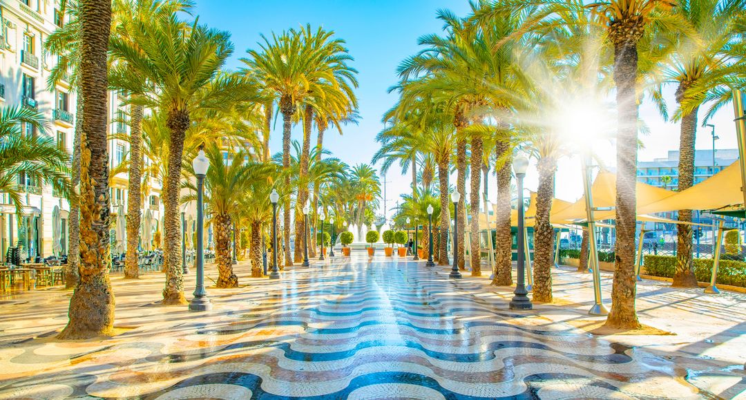Promenade na bela cidade espanhola de Alicante
