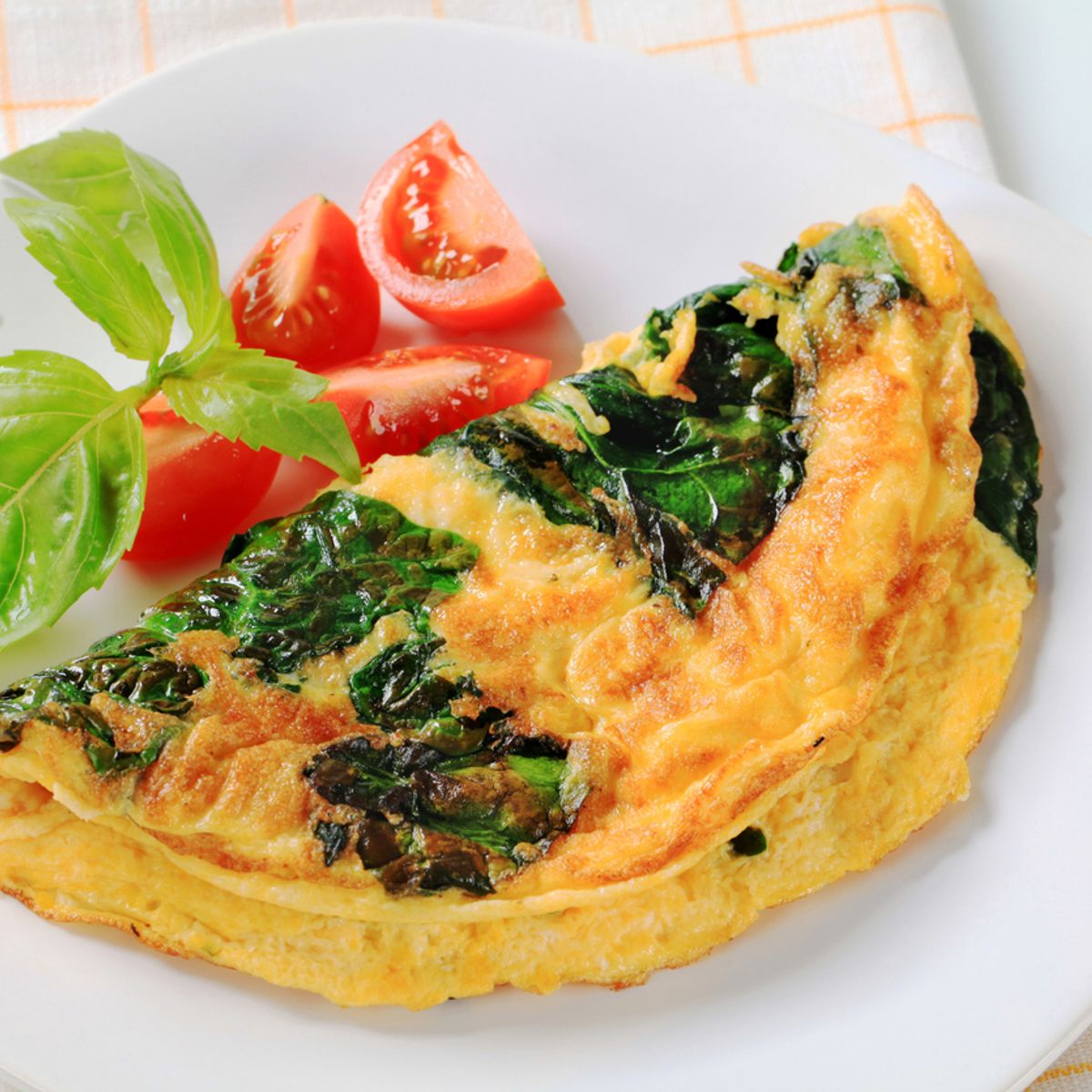Essa omelete de espinafre com cottage leva só 10 minutos para ficar pronta
