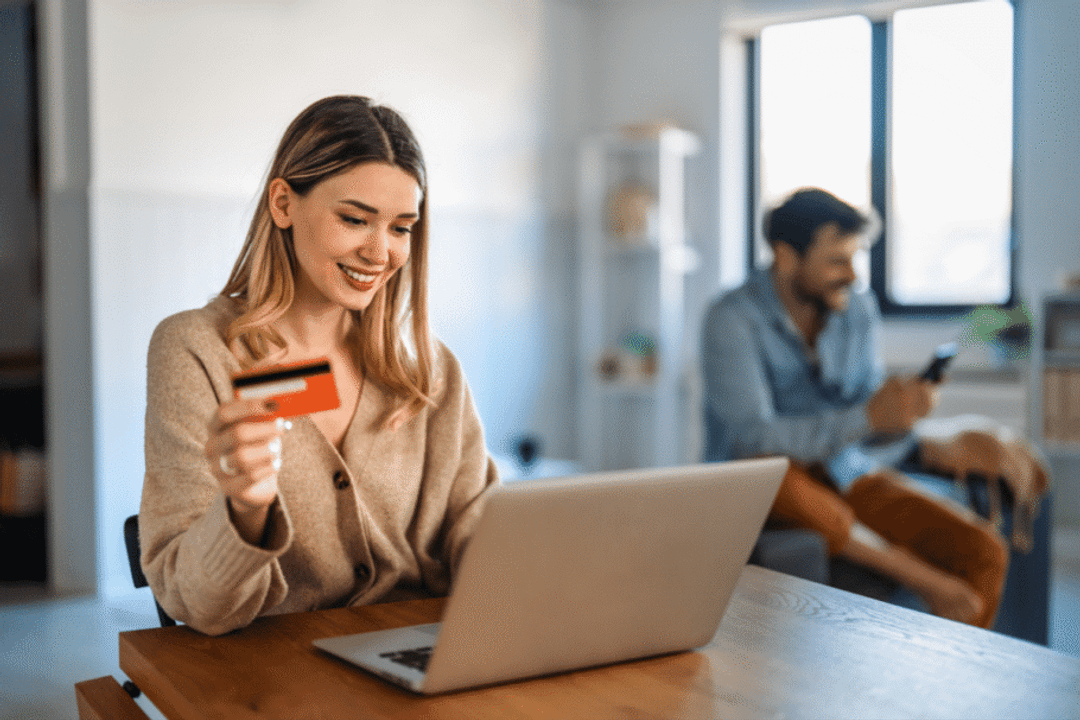 Antes de trocar pontos por produtos, é importante comparar o valor do item no mercado e analisar o custo-benefício (Imagem: NDAB Creativity | Shutterstock)