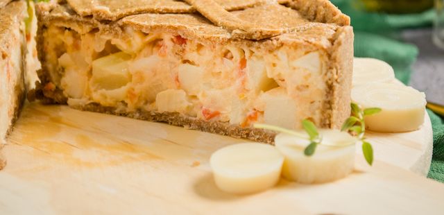 Quem prova essa torta cremosa de palmito com requeijão pede bis na primeira garfada