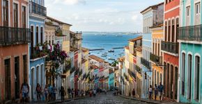 Construída sobre uma escarpa de 85 metros diante da Baía de Todos-os-Santos, a primeira capital do Brasil preserva ruas de casarões coloridos, igrejas e palácios dos séculos XVII ao XIX em um centro histórico reconhecido pela Unesco