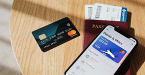 O erro de pagar tudo no débito que está fazendo você jogar uma viagem internacional no lixo todo ano
