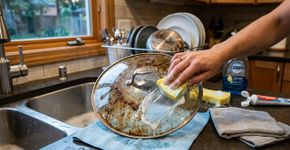 Se você passar pasta de dente na tampa da panela cheia de gordura vai ver que devia ter feito isso antes