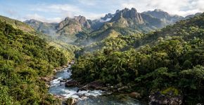 Criado em 1937, ele foi o primeiro parque nacional do Brasil: seus 28 mil hectares de Mata Atlântica protegem nascentes, florestas densas e formações rochosas em uma das áreas montanhosas mais conhecidas do Sudeste