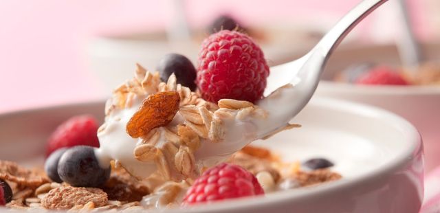 Iogurte com granola e frutas é uma obra-prima; aprenda a fazer