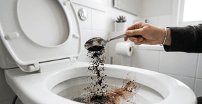 Uma colher de chá de café: por que cada vez mais pessoas estão jogando borra de café no vaso sanitário