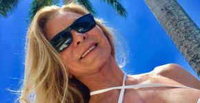 Aos 64, mãe de Danielle Winits posa de biquíni e internet elogia