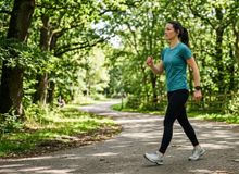Featured side: Sair para caminhar em vez de ir para academia é muito bom, mas só dá certo se a caminhada durar no mínimo 30 minutos seguidos, sem interrupções e a uma velocidade constante de 5 km/h