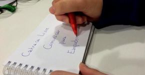 Alunos que escrevem à mão são mais inteligentes, segundo pesquisa