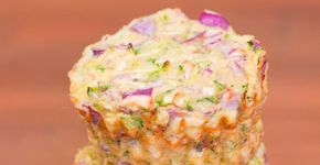 Aprenda a fazer um muffin salgado de abobrinha com couve-flor