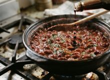 Featured side: O feijão cozido fica mais saboroso se você adicionar um ingrediente em comum à panela durante o cozimento
