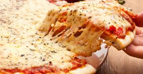 Receita de massa de pizza e mais cinco recheios para fazer em casa