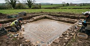 Um detector de metais encontrou pequenos pedaços de piso num campo e, quase 20 anos depois, arqueólogos revelaram uma luxuosa villa romana
