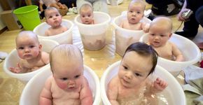 Banho de balde é terapêutico e acalma o bebê