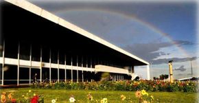 Lei acaba com supersalários em empresas públicas de Brasília