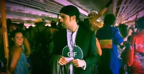 Um cara se fantasiou de ‘John Travolta confuso’ neste Carnaval
