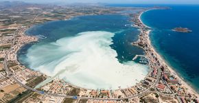 Cientistas observam a mancha branca do Mar Menor e descobrem um deserto submarino de 12,3 km² onde até 96% da luz solar é bloqueada