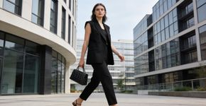 O look com colete preto é o truque de mestre para ser a mais bem vestida em qualquer lugar