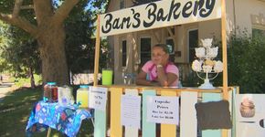 Menina vende cupcakes para comprar comida a moradores de rua